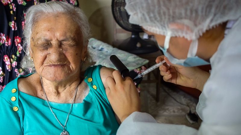 Joana de Freitas Leal, de 98 anos, foi a primeira idosa do município de Benevides à receber a vacina contra a covid-19.