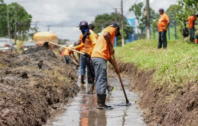 Prefeitura de Benevides intensifica ações de prevenção às chuvas com limpeza de ruas 