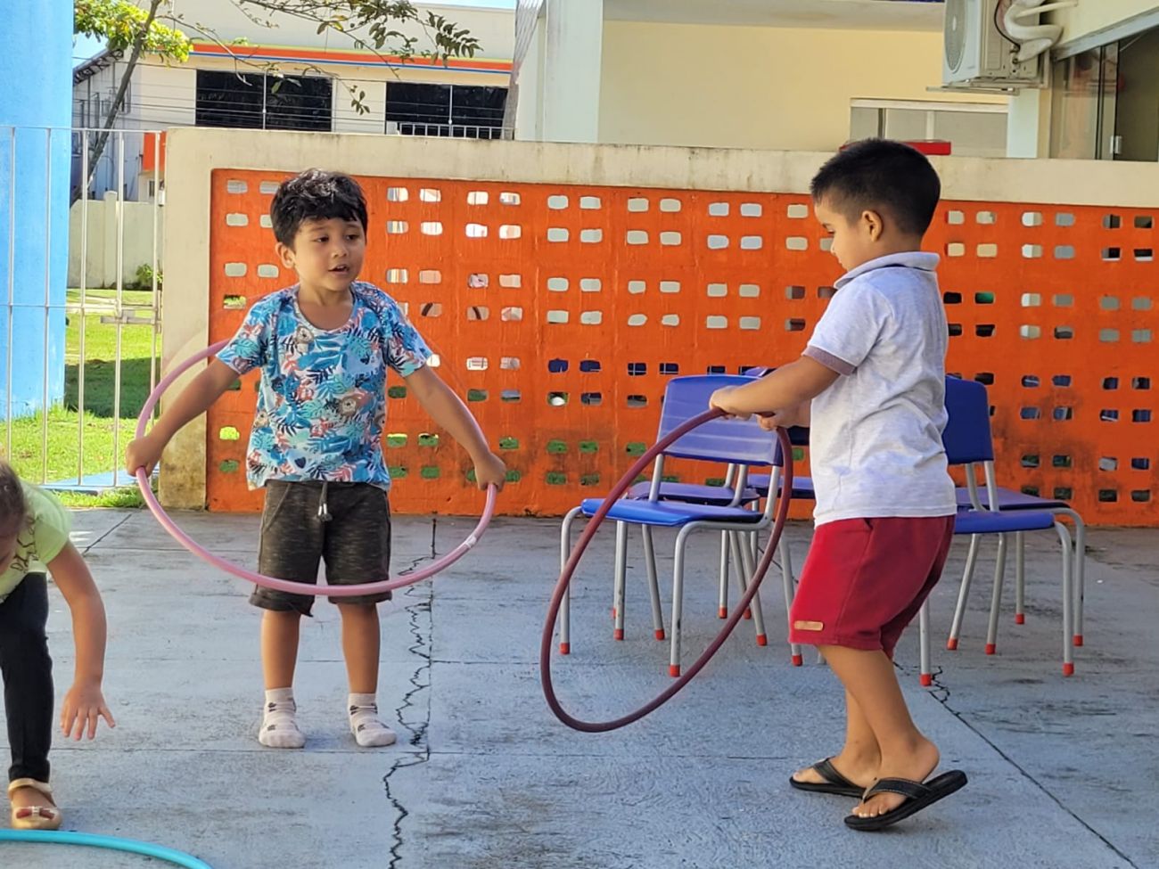 Brincadeira Corrida de Saco com Obstáculos 