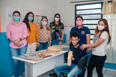 Alunos com deficiência visual e auditiva da Rede Municipal recebem materiais pedagógicos adaptados
