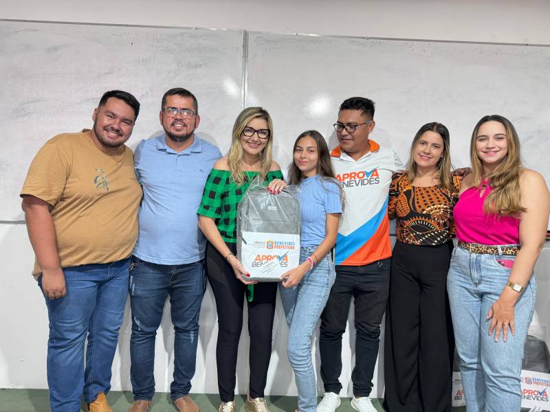 Prefeitura entrega kits de estudo para alunos do Aprova Benevides