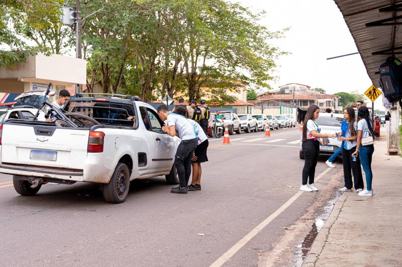 Jovens chamam a atenção para a importância de cumprir as leis de trânsito em Benevides