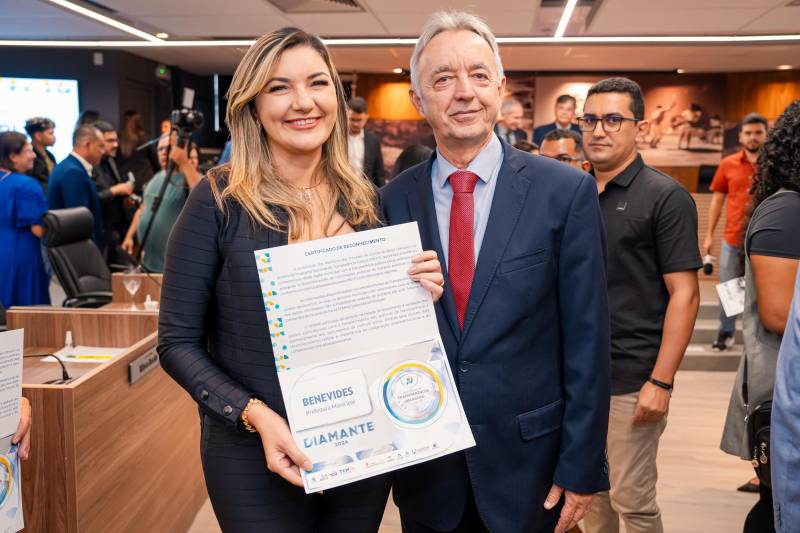 A prefeita de Benevides, Luziane Solon, ao lado do Presidente do Tribunal de Contas dos Municípios do Estado do Pará (TCM-PA), conselheiro Antônio José