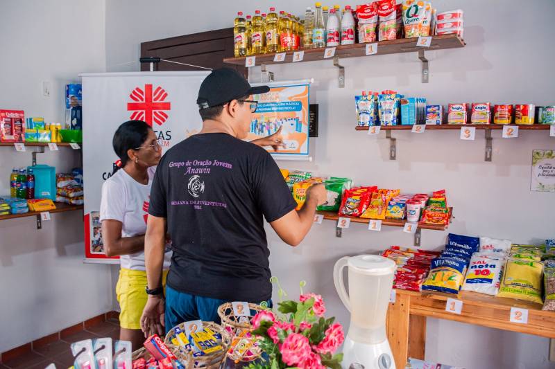 Mercado do Bem troca recicláveis por itens essenciais em Benevides