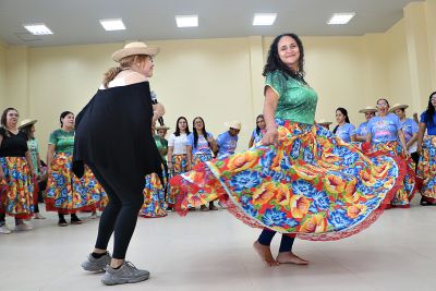 notícia: Professores da Educação Infantil participam de oficina Dança e Ludicidade 