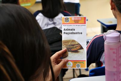 Projeto Serpentes e Cia realiza evento educacional sobre animais peçonhentos e conscientização ambiental na Escola Deusarina