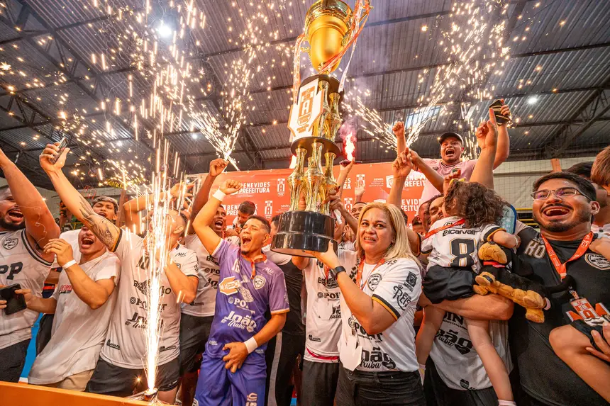 O momento de levantar o troféu! Uma conquista marcada por muita tática, garra e paixão pelo futsal de Benevides.