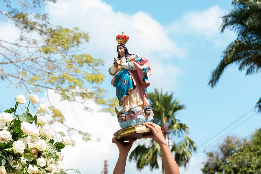 Sob o Sol forte, a procissão foi um verdadeiro testemunho de fé, com a multidão seguindo em oração e louvor.