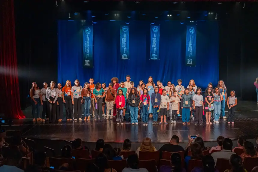 Crianças de Benevides foram ao teatro assistir a espetáculo de dança