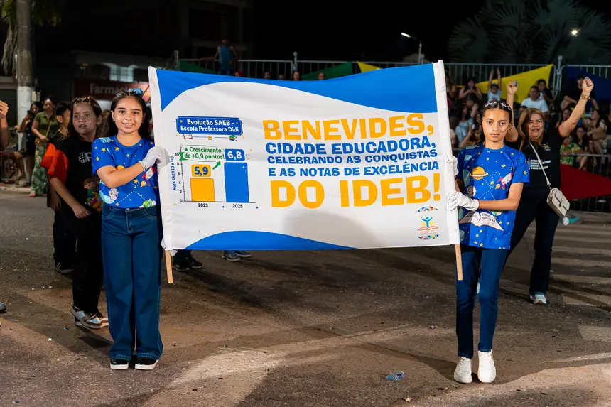 Desfile da Semana da Pátria reuniu estudantes de escolas públicas e particulares na sede de Benevides