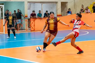 notícia: Campeonato Municipal Feminino de Futsal 2026 estreia com seis gols e três classificados