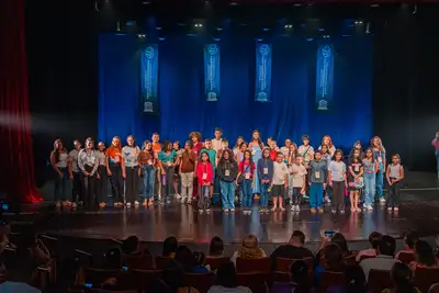 notícia: Crianças de Benevides foram ao teatro assistir a espetáculo de dança