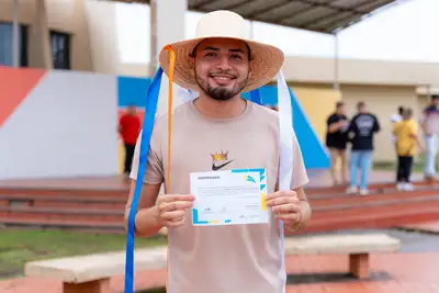 notícia: Prontos para os cortejos: Jovens e Adultos de Benevides recebem certificado pela Oficina de Pernas de pau e confecção de chapéus de fita