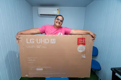 notícia: Moradora de Benevides que levou óleo de cozinha usado para ser reciclado foi sorteada e ganhou um aparelho de TV